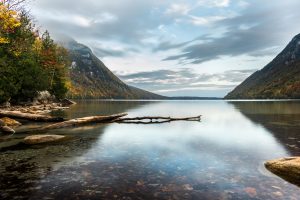 Paysage d&#039;automne sur le lac Willoughby, au Vermont.